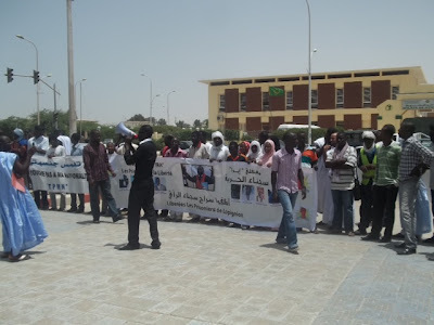 Sit-in organisé par IRA et soutenu par TPMN et SOS-Esclaves! Mardi 07aout 2012!