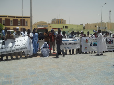 Sit-in organisé par IRA et soutenu par TPMN et SOS-Esclaves! Mardi 07aout 2012!