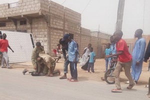 Nouakchott. Photo des deux policiers immobilisant un détenu : arrestation de l'auteur Nouakchott. Photo des deux policiers immobilisant un détenu : arrestation de l'auteur