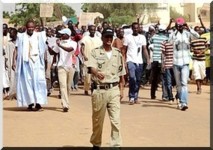 Bababé : la manifestation exigeant le départ du chef de centre d’enrôlement a fini par regrouper 900 à un millier de personnes Bababé : la manifestation exigeant le départ du chef de centre d’enrôlement a fini par regrouper 900 à un millier de personnes