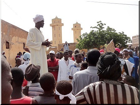 Bababé : la manifestation exigeant le départ du chef de centre d’enrôlement a fini par regrouper 900 à un millier de personnes Bababé : la manifestation exigeant le départ du chef de centre d’enrôlement a fini par regrouper 900 à un millier de personnes