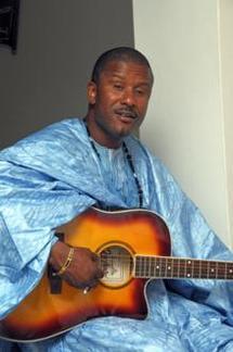 Mauritanie:Quand OUSMANE GANGUÉ crache sur les autres artistes! Mauritanie:Quand OUSMANE GANGUÉ crache sur les autres artistes!