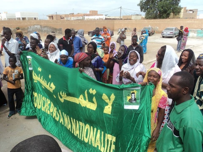 Sit-in  Touche ma Nationalité dans la cour du centre de recensement du sebkha le  jeudi 27 juin 2013 .