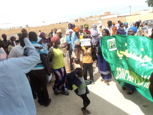 Sit-in  Touche ma Nationalité dans la cour du centre de recensement du sebkha le  jeudi 27 juin 2013 .