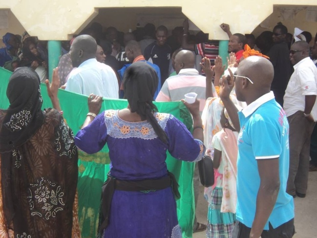 Sit-in  Touche ma Nationalité dans la cour du centre de recensement du sebkha le  jeudi 27 juin 2013 .