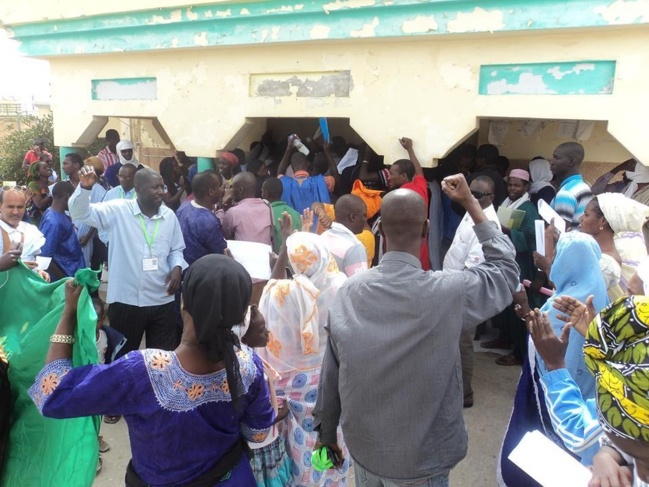 Sit-in  Touche ma Nationalité dans la cour du centre de recensement du sebkha le  jeudi 27 juin 2013 .