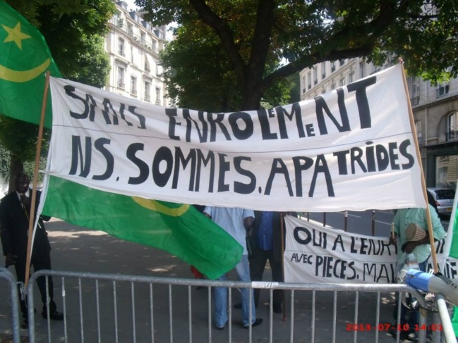 Les Mauritaniens manifestent devant  l'Assemblée Nationale Française le mercredi 10 juillet à Paris (Photos)