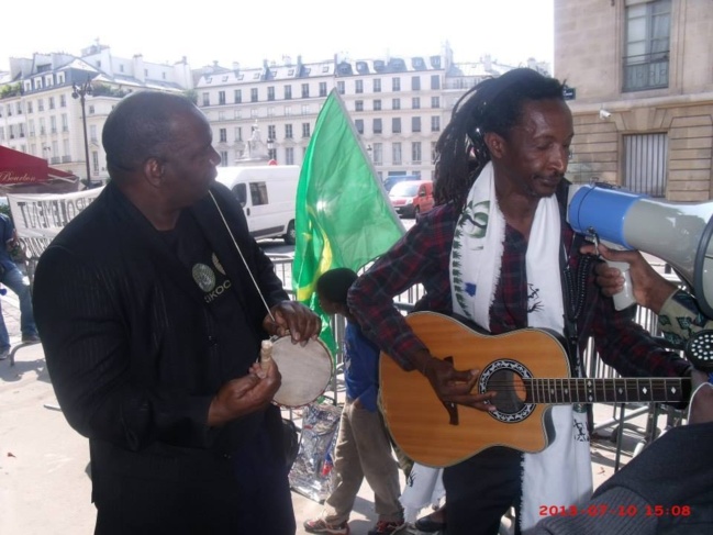 Les Mauritaniens manifestent devant  l'Assemblée Nationale Française le mercredi 10 juillet à Paris (Photos)