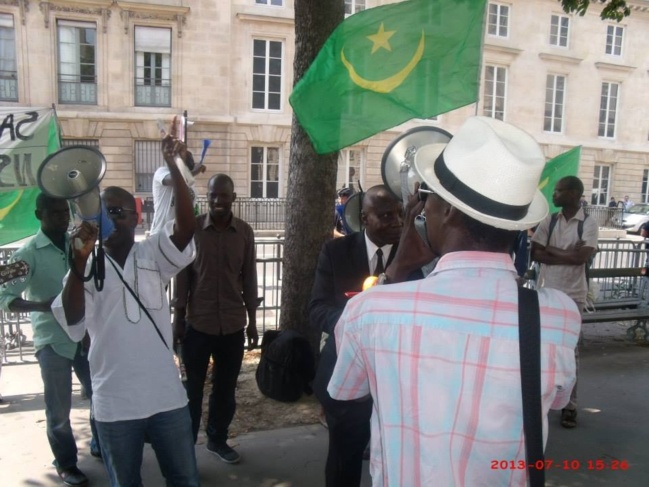 Les Mauritaniens manifestent devant  l'Assemblée Nationale Française le mercredi 10 juillet à Paris (Photos)