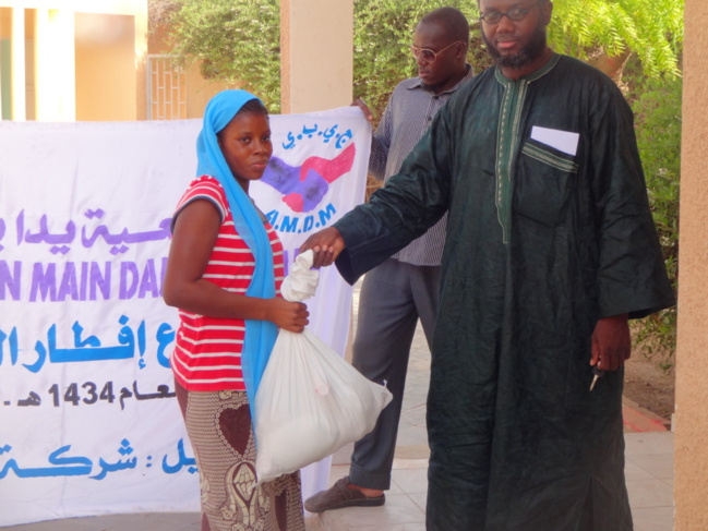 Main Dans La Main distribue des denrées alimentaires à l’hôpital Neuropsychiatrie