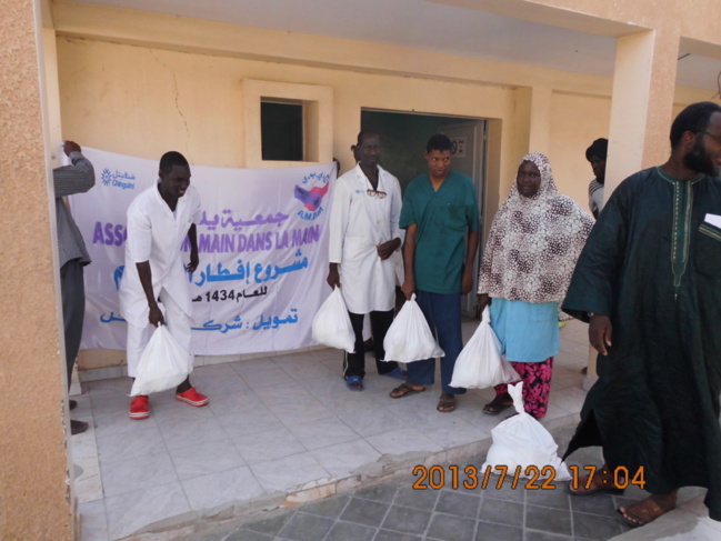 Main Dans La Main distribue des denrées alimentaires à l’hôpital Neuropsychiatrie