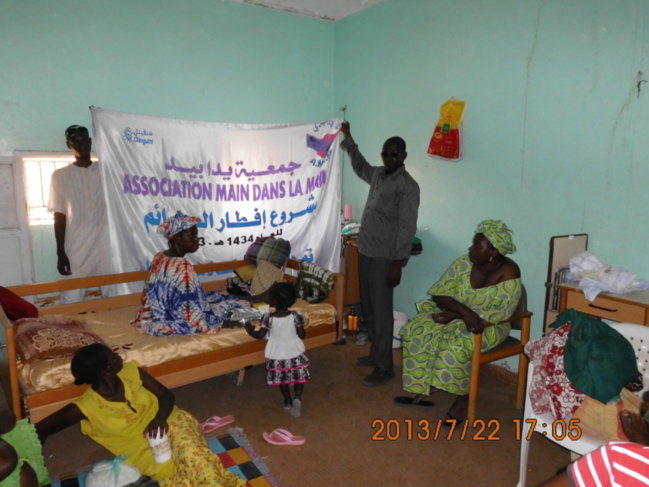Main Dans La Main distribue des denrées alimentaires à l’hôpital Neuropsychiatrie
