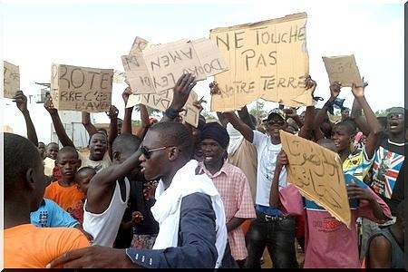 Boghé : Manifestation des jeunes contre une attribution de terrain à Tiviski de Nancy Abdarrahmane (PhotoReportage)