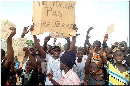 Boghé : Manifestation des jeunes contre une attribution de terrain à Tiviski de Nancy Abdarrahmane (PhotoReportage)