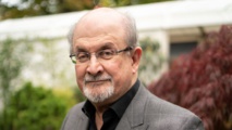 L'écrivain Salman Rushdie hospitalisé après avoir été poignardé sur scène dans l'État de New York L'écrivain Salman Rushdie hospitalisé après avoir été poignardé sur scène dans l'État de New York
