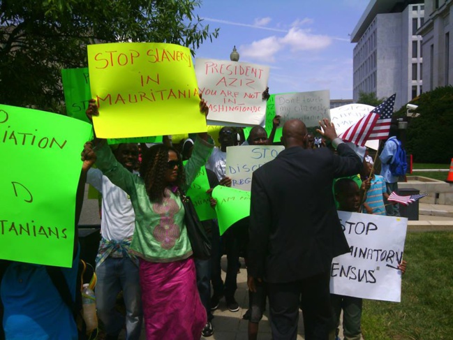 Manifestation de la diaspora Mauritanienne à Washington contre l’arrivée de Mohamed Ould Adel Aziz (photos) Manifestation de la diaspora Mauritanienne à Washington contre l’arrivée de Mohamed Ould Adel Aziz (photos)