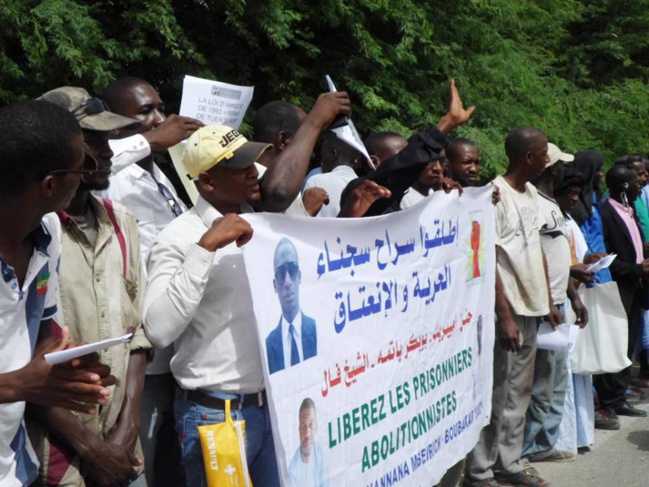 Touche Pas Ma Nationalité (TPMN) et IRA ont tenu deux sit in ce jeudi 25 septembre 2014 (Reportage photos.) Touche Pas Ma Nationalité (TPMN) et IRA ont tenu deux sit in ce jeudi 25 septembre 2014 (Reportage photos.)