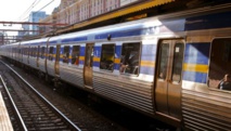 Melbourne : une jeune femme musulmane jetée d’un train en marche par... une femme Melbourne : une jeune femme musulmane jetée d’un train en marche par... une femme
