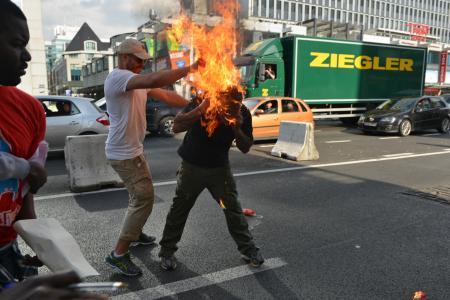 Les jours du sans-papier qui a tenté de s'immoler à Bruxelles sont menacés (photos)