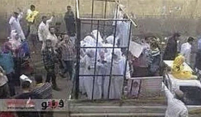 Femmes Yézidies et Chrétiennes vendues au marché aux esclaves de Mossoul en Irak où elles sont amenées dans des cages...