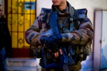 Trois militaires agressés à l'arme blanche devant un centre communautaire juif à Nice Trois militaires agressés à l'arme blanche devant un centre communautaire juif à Nice