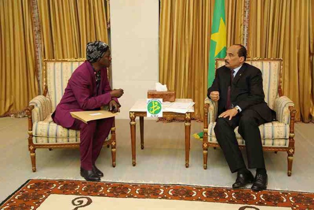 Baaba maal yiidii e Hooreejo leydi Muritani Muhammadu Wuld Abdul Ajiij, ngam ruttude ɗum teddungal kañum e ɓiɓɓe Muritani fof.