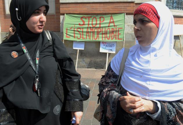 Enceinte de 8 mois et rouée de coups: l'agression islamophobe indigne la classe politique Enceinte de 8 mois et rouée de coups: l'agression islamophobe indigne la classe politique