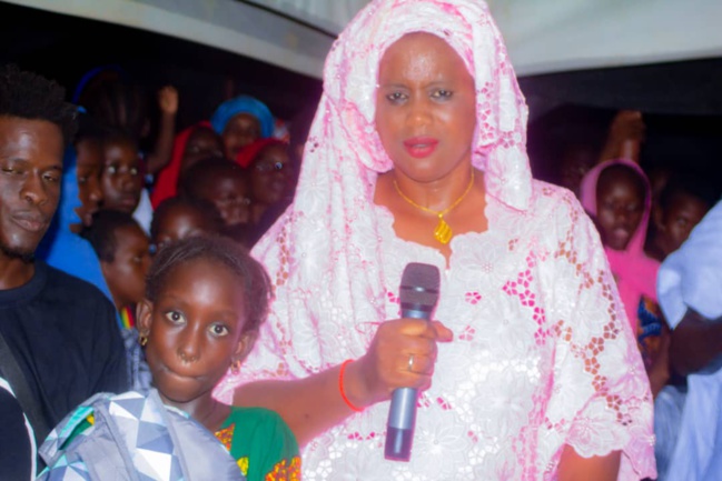 Don de cahiers et de cartables des femmes ressortissantes de Haayre Mbaara en France Don de cahiers et de cartables des femmes ressortissantes de Haayre Mbaara en France