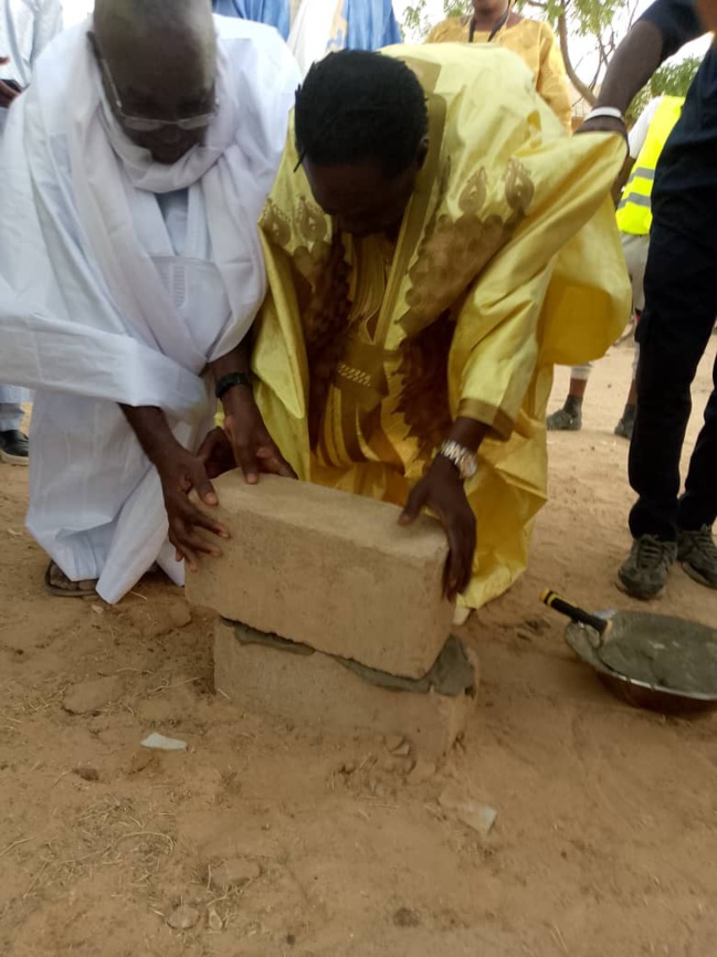  La  pose de la première pierre d'un monument médiatique dans l'école du village (GUEYE Amadou Soueloum)