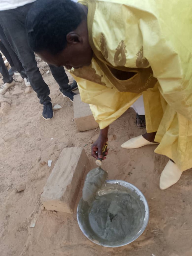  La  pose de la première pierre d'un monument médiatique dans l'école du village (GUEYE Amadou Soueloum)