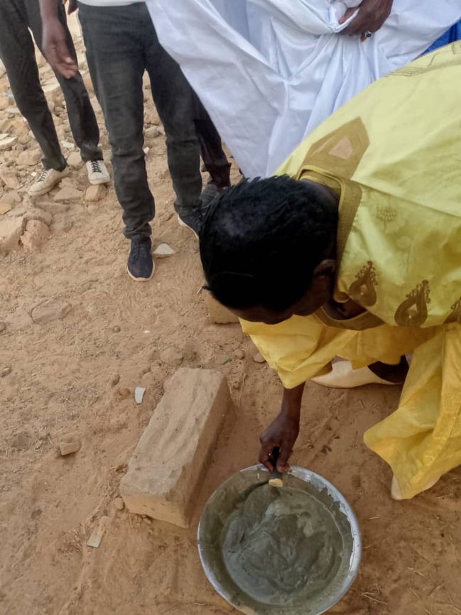  La  pose de la première pierre d'un monument médiatique dans l'école du village (GUEYE Amadou Soueloum)