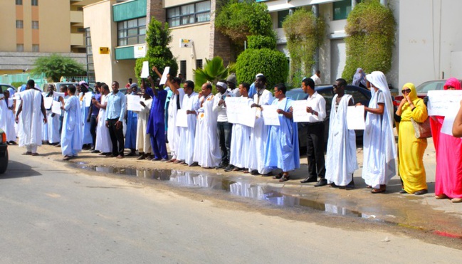 De jeunes activistes protestent devant le ministère de la santé De jeunes activistes protestent devant le ministère de la santé