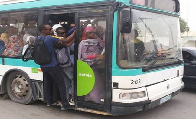Un oeil sur la Mauritanie: Bus de transport étudiants ou moutons? Un oeil sur la Mauritanie: Bus de transport étudiants ou moutons?