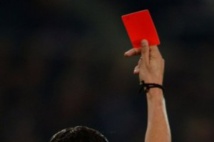 Il tue l'arbitre qui vient de l'exclure et tire sur un autre joueur Il tue l'arbitre qui vient de l'exclure et tire sur un autre joueur