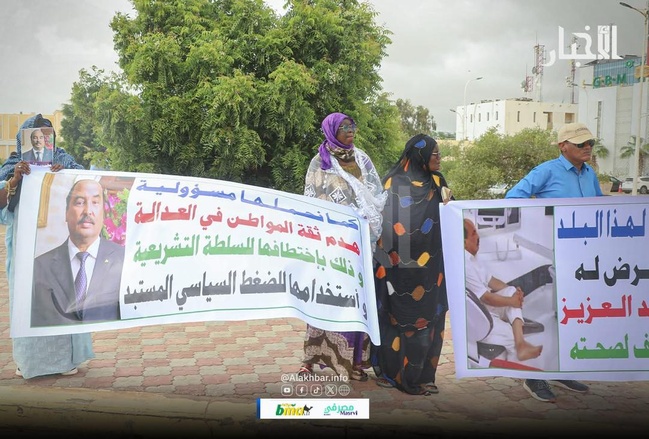 Manifestations sur la place de la Liberté exigeant la libération d'Ould Abdel Aziz