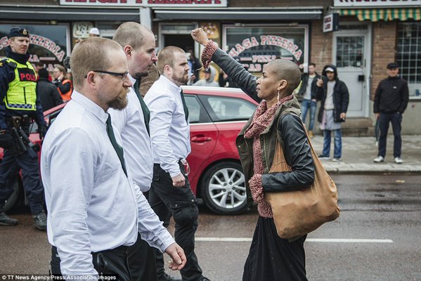 En Suède, la photo de cette femme, le poing levé face à 300 néo-nazis, est devenue virale En Suède, la photo de cette femme, le poing levé face à 300 néo-nazis, est devenue virale