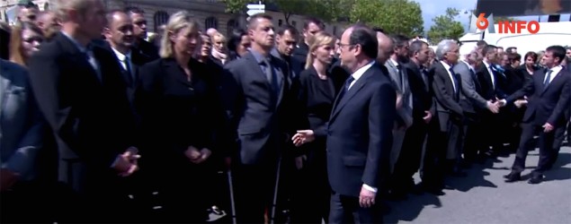 Hommage aux policiers tués : un homme refuse de serrer la main à F.Hollande et M.Valls
