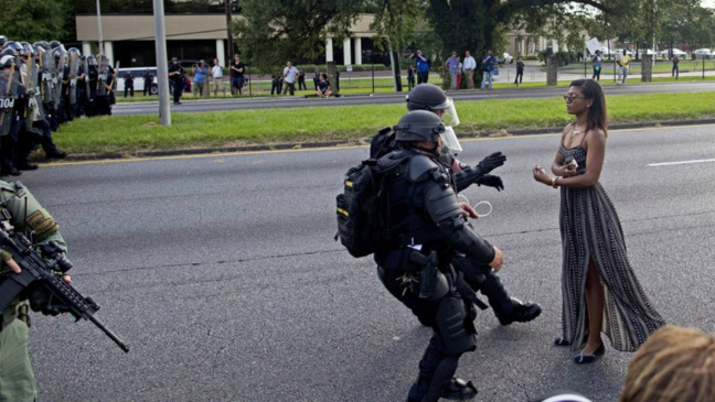 Une manifestante noire américaine se dresse devant des policiers à Bâton-Rouge : la photo iconique Une manifestante noire américaine se dresse devant des policiers à Bâton-Rouge : la photo iconique