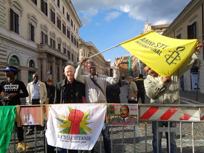 Le staffe de Mme Federica Mogherini reçoit IRA-Section Italie lors d’une manifestation à Rome.