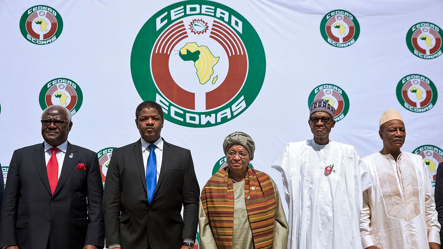 Le sommet ouest-africain demande le départ du président gambien mais s'abstient de mesures concrètes
