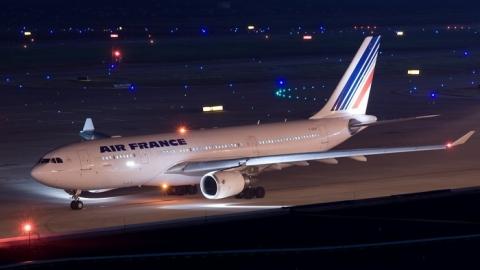 PANNE DES ENGINS DE DÉCHARGEMENT DES BAGAGES DE L’AÉROPORT OUMTOUNSY…. AIR FRANCE REPART AVEC LES BAGAGES