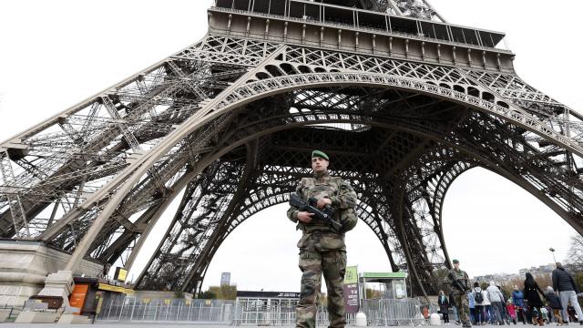 Homme au couteau à Paris. Il avoue avoir voulu s'en prendre à un militaire