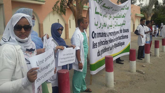 Des nouveaux médecins devant la présidence pour demander leur recrutement