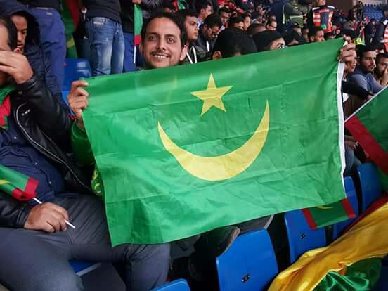 Stade Mohamed 5 : des supporters brandissent l’ancien drapeau mauritanien