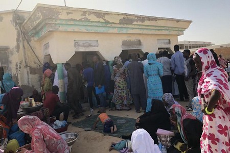 Des habitants font la queue devant un bureau de l'administration locale afin d’achever le processus d’enregistrement relatif à l’état civil. Nouakchott, octobre 2017. © Eric Goldstein/Human Rights Watch
