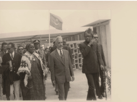 Février 1978, inauguration de l’Ecole Normale Supérieure de Nouakchott. De droite à gauche : Son Excellence Mobutu Sese Seko, Président de la République du Zaïre, Son Excellence Moktar Ould Daddah, Président de la RIM et Madame Ba, directrice de l’ENS.