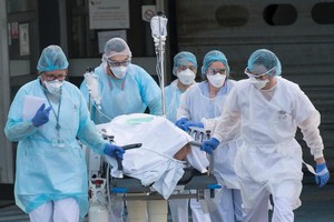Premier décès d'un médecin hospitalier infecté par le nouveau coronavirus annoncé en France