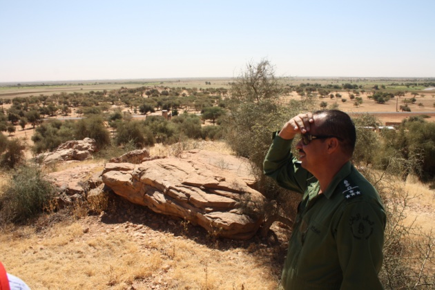 Un garde contemplant les terres arables aux alentours de Kaédi, dans le Gorgol.