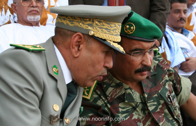 Le président Aziz (en treillis) et le général Ghazouani, chef d’état-major des armées (Photo: Noor info)