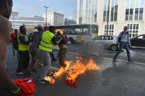 Les jours du sans-papier qui a tenté de s'immoler à Bruxelles sont menacés (photos)
